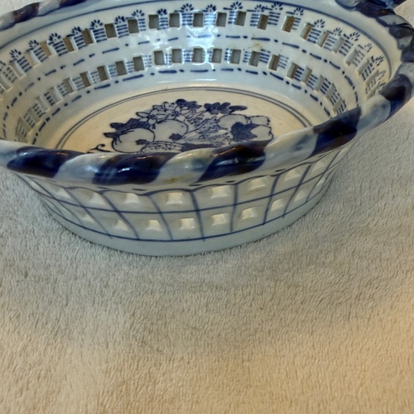 Vtg Blue White Harvest Basket Fruit Pattern Reticulated Bowl Twisted Handles 8" - Picture 2 of 6